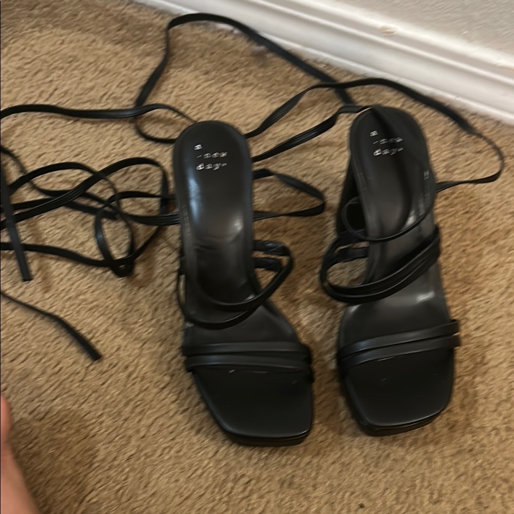 ❌❌*** SOLD*** ❌❌Black Strappy Heeled Sandals